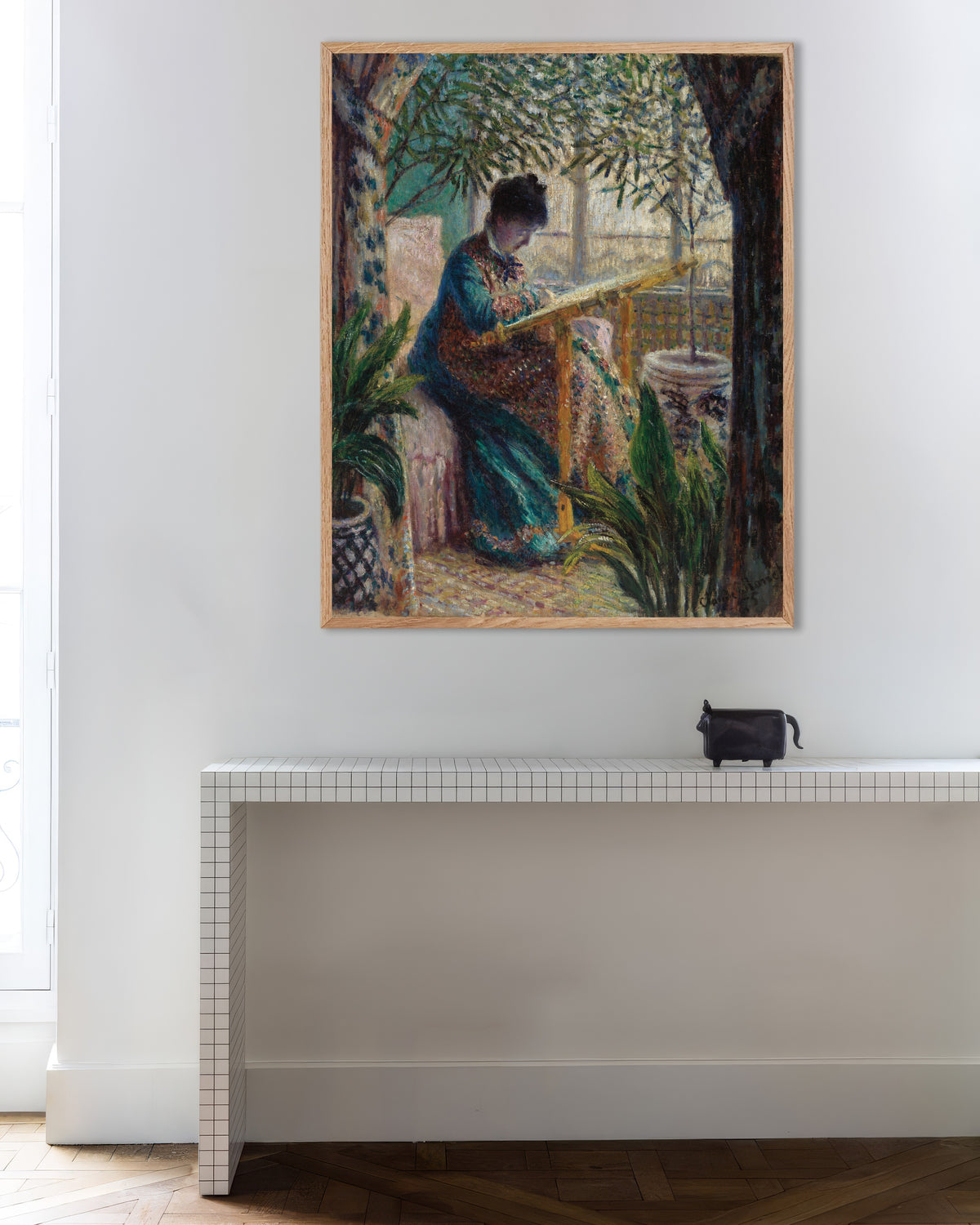 Poster Madame Monet aan het borduren (1875) van Claude Monet met naturel houten lijst