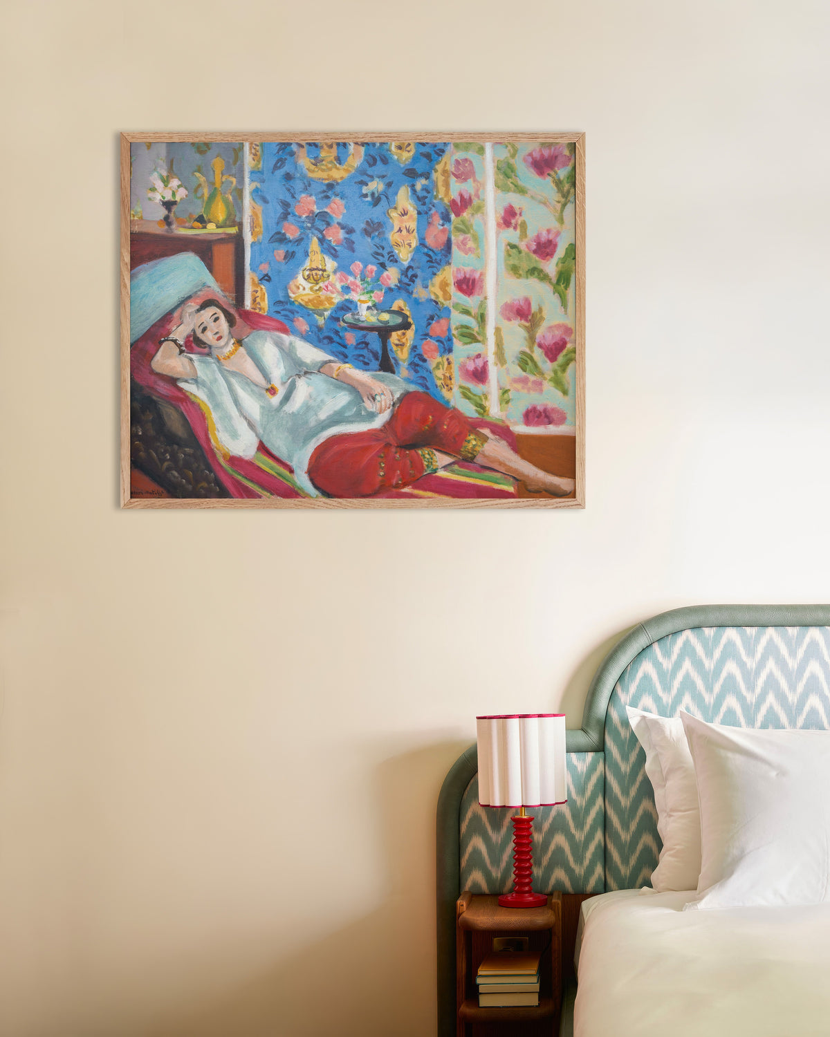 Poster van Odalisque met rode pofbroek (1924-1925) van Henri Matisse, met een lijst van naturel hout