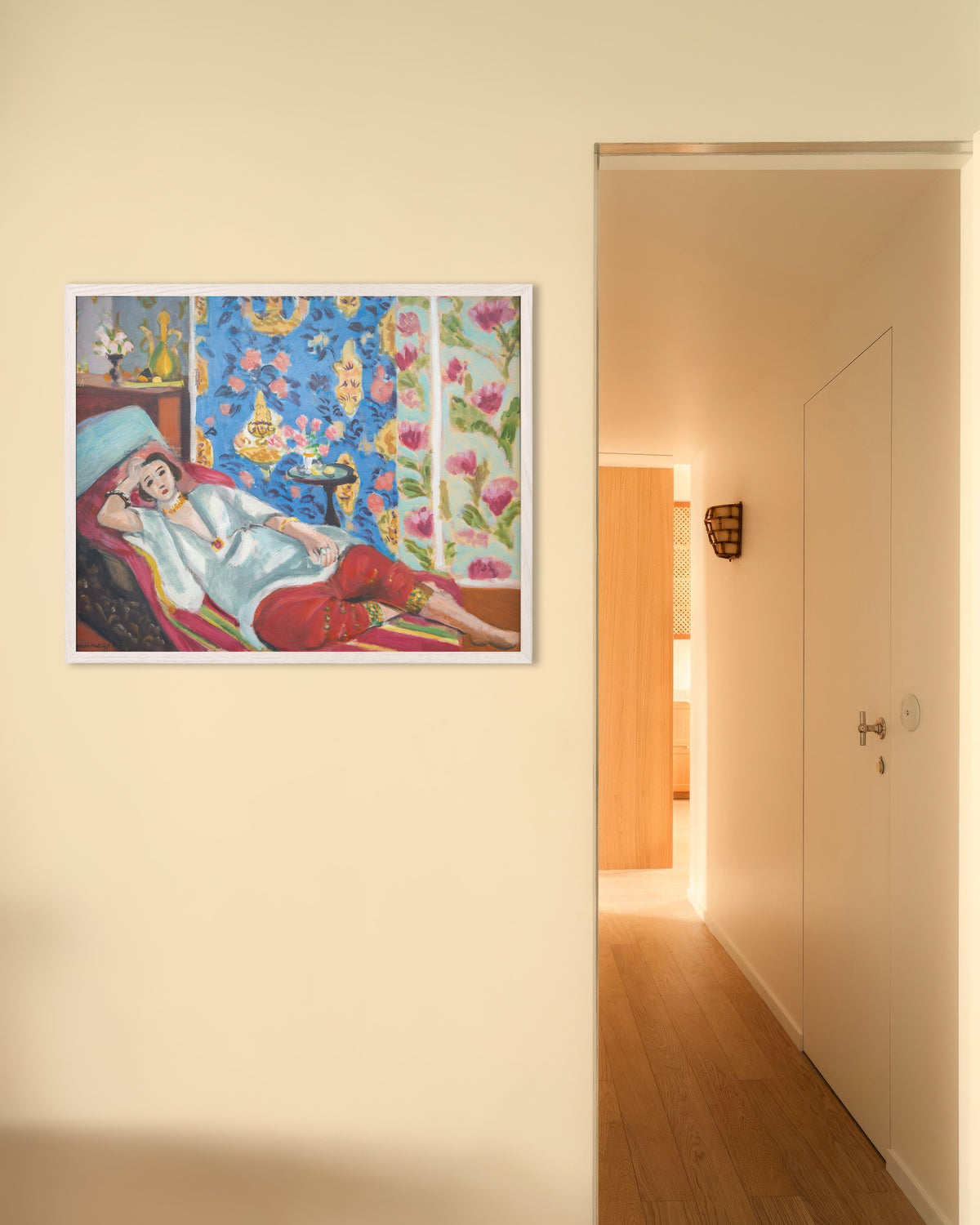 Poster van Odalisque met rode pofbroek (1924-1925) van Henri Matisse, met witte houten lijst