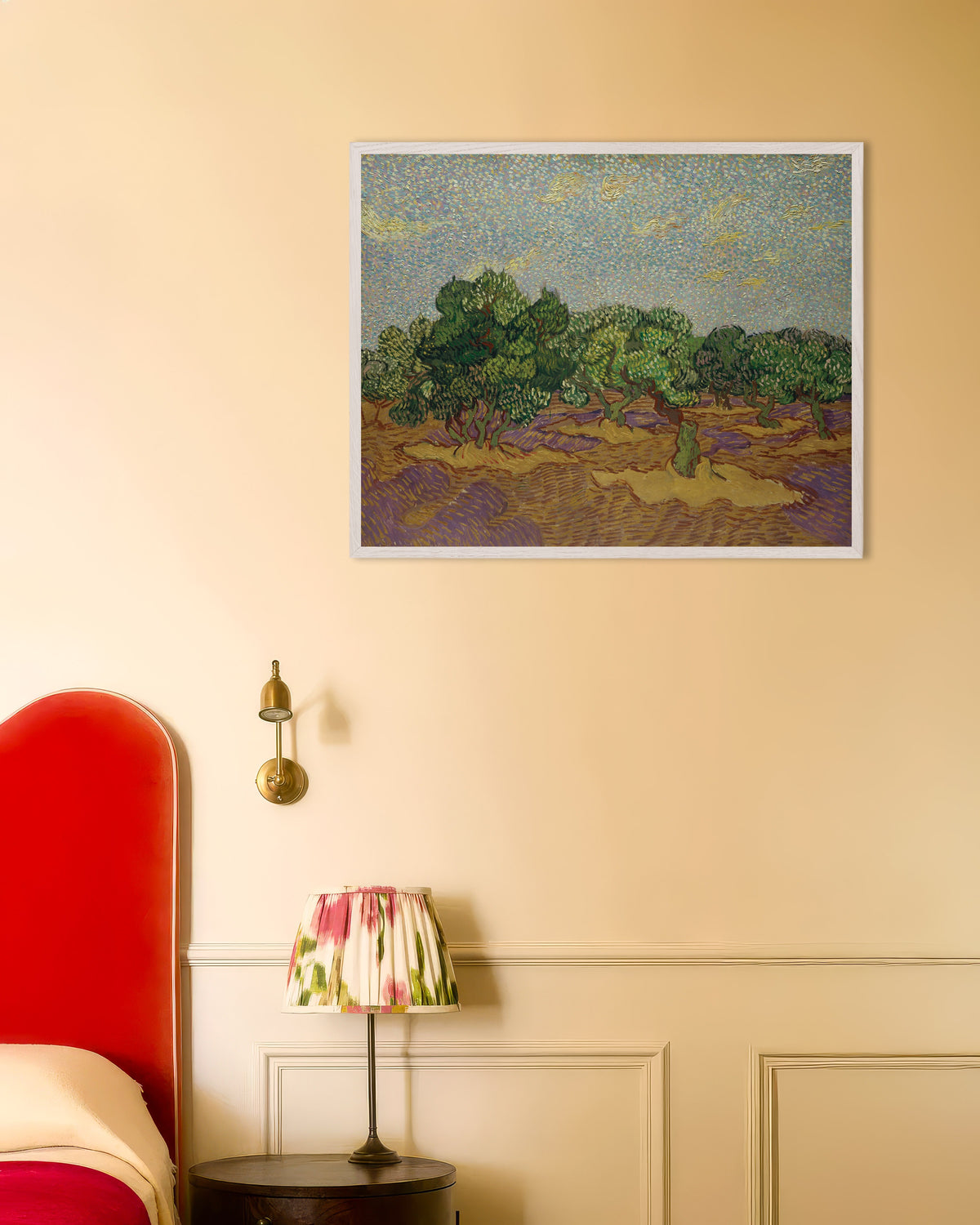 Poster van Olijfbomen onder een bleke hemel (1889) van Vincent van Gogh, met witte houten lijst