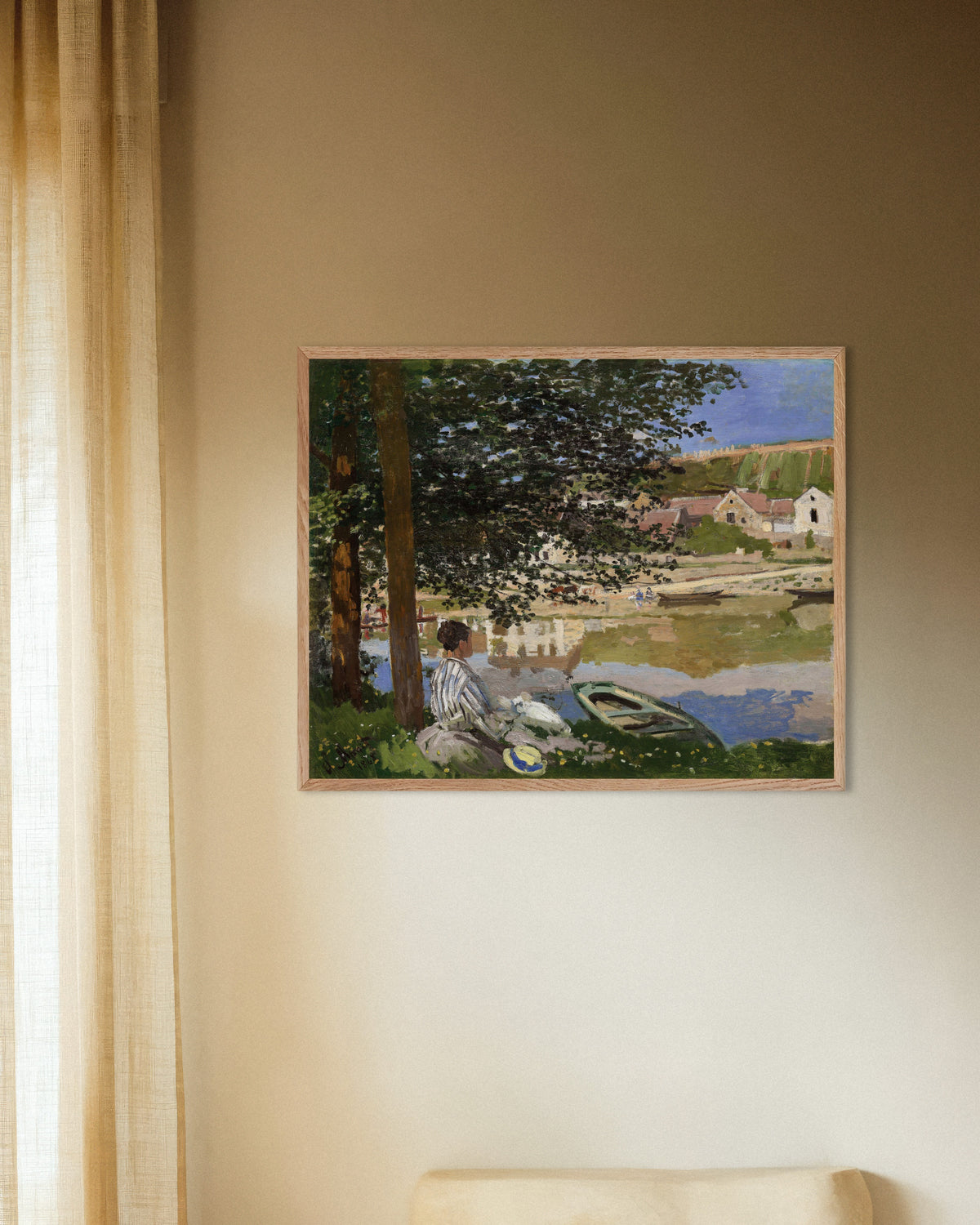 Poster Aan de oever van de Seine, Bennecourt (1868) van Claude Monet met naturel houten lijst