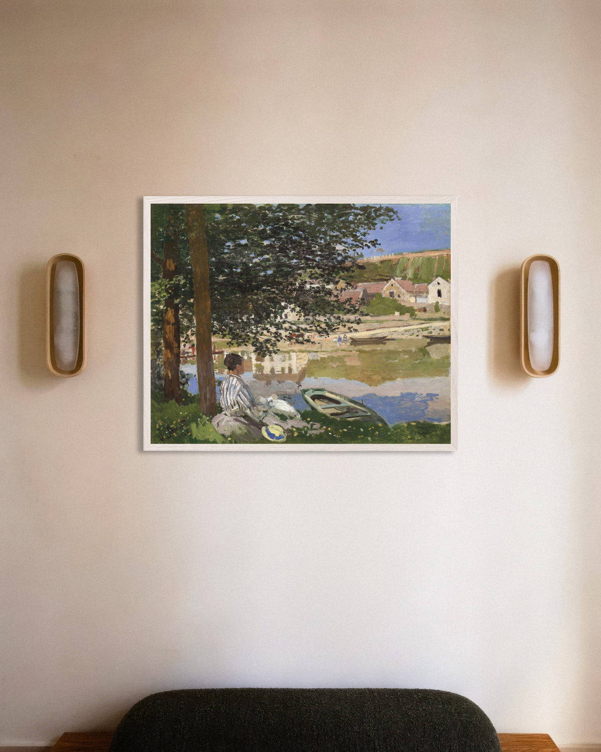 Poster Aan de oever van de Seine, Bennecourt (1868) van Claude Monet met witte houten lijst