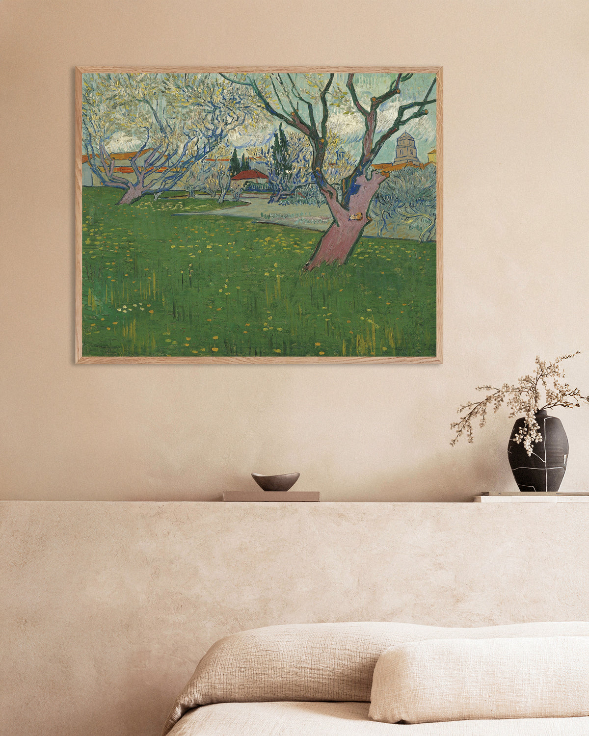 Poster van Boomgaard in bloei met uitzicht op Arles (1889) van Vincent van Gogh, met lijst van naturel hout
