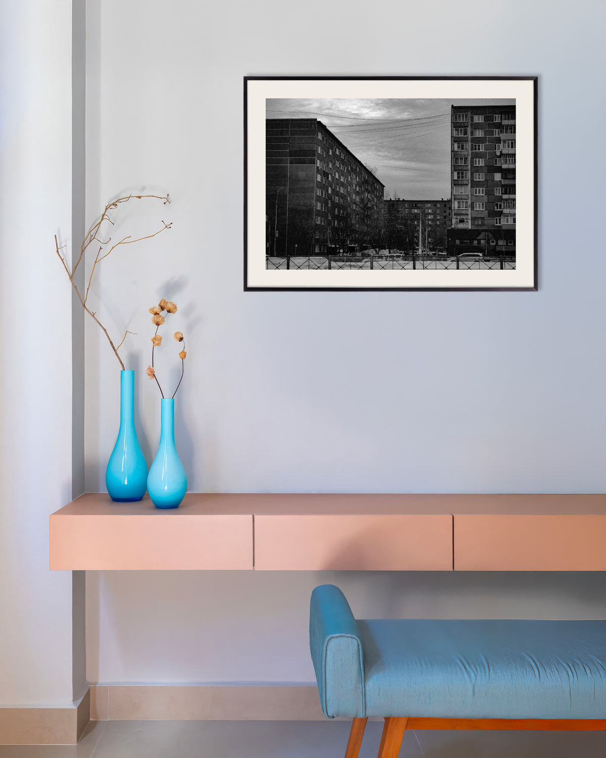 Poster ‘Flats van betonpanelen in de winter’, met metalen lijst
