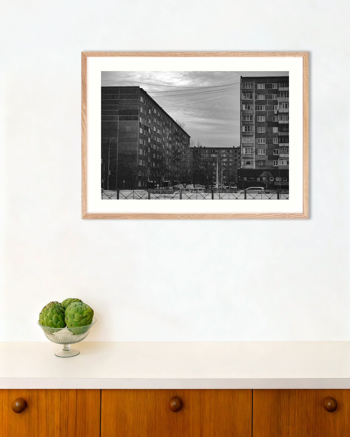 Poster ‘Flats van betonpanelen in de winter’, met naturel houten lijst