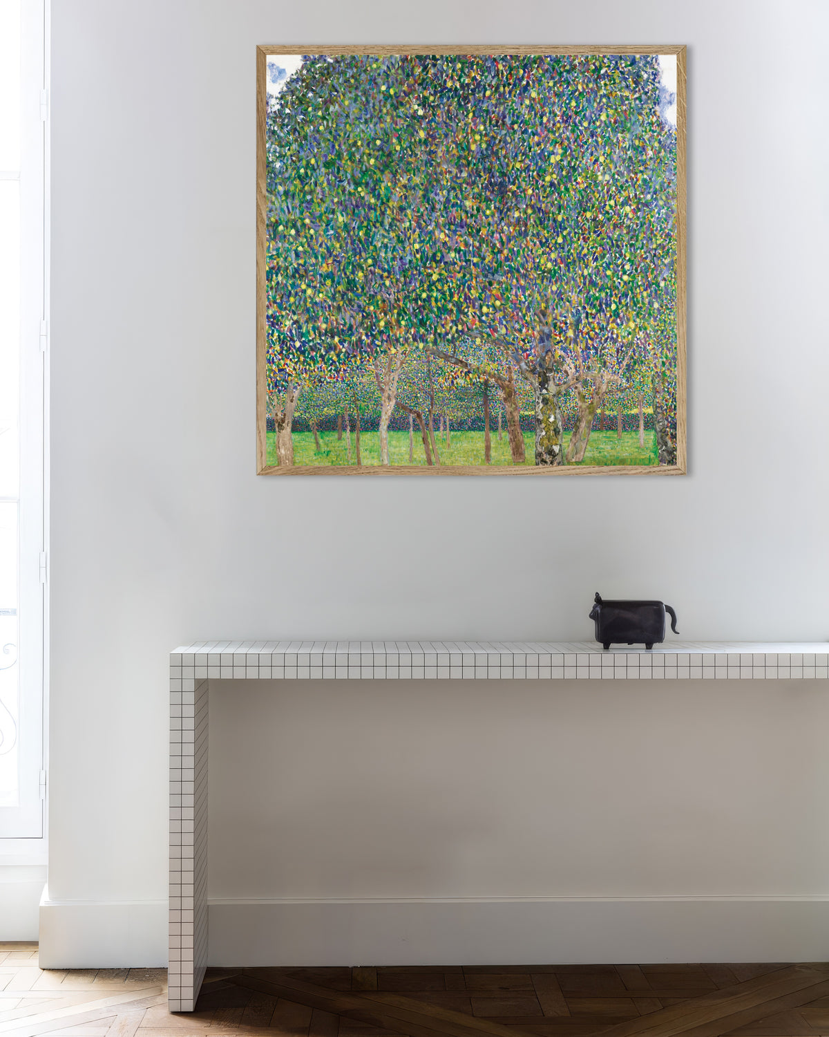 Poster De perenboom (1903) van Gustav Klimt met naturel houten lijst
