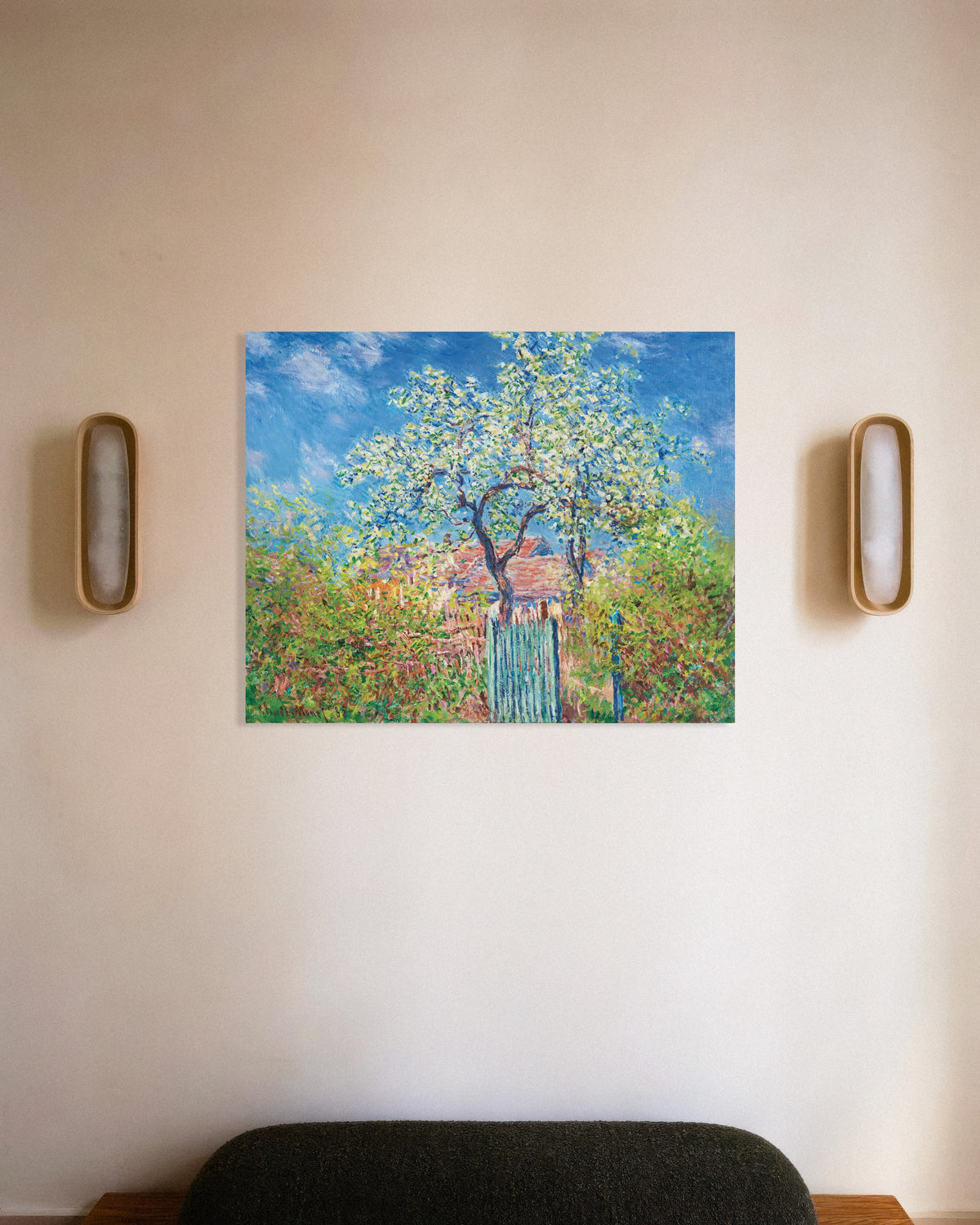 Poster Bloeiende perenboom (1885) van Claude Monet