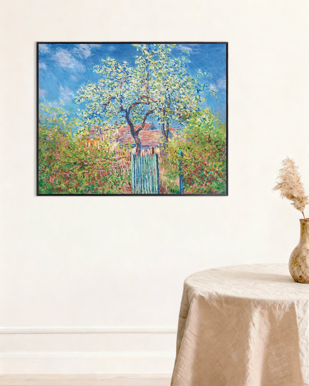 Poster Bloeiende perenboom (1885) van Claude Monet met metalen lijst