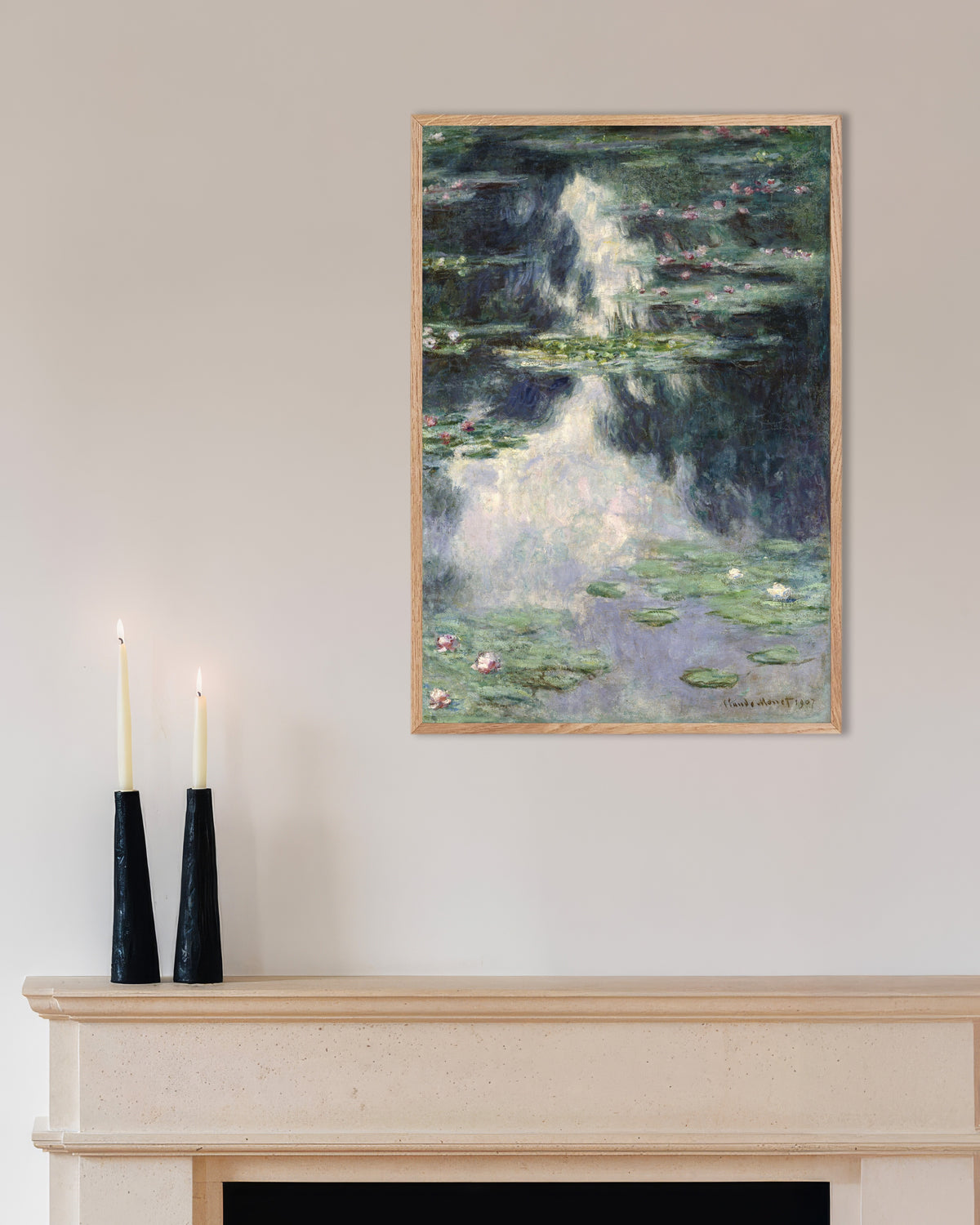 Poster Vijver met waterlelies (1907) van Claude Monet met naturel houten lijst