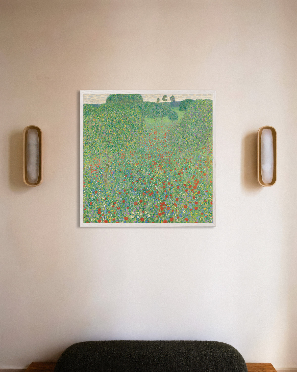 Poster Klaprozenveld (1907) van Gustav Klimt met witte houten lijst