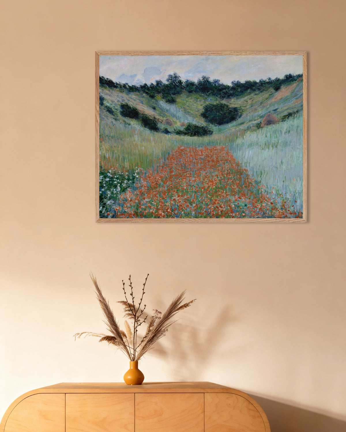 Poster Klaprozenveld in een dal bij Giverny (1885) van Claude Monet met naturel houten lijst