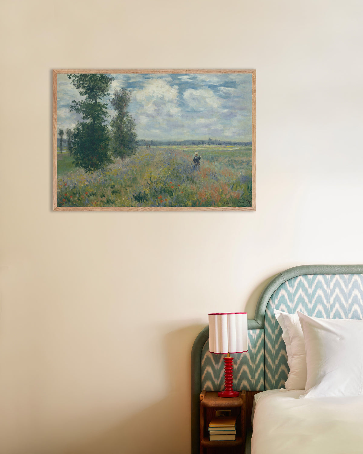 Poster Klaprozenvelden bij Argenteuil (1875) van Claude Monet met naturel houten lijst