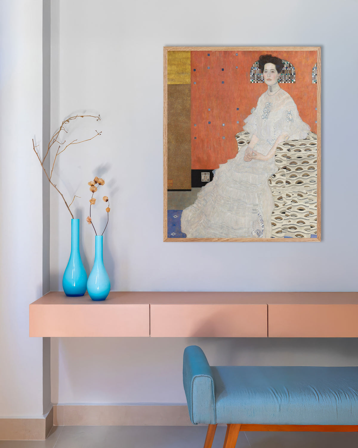 Poster Portret van Fritza Riedler (1906) van Gustav Klimt met naturel houten lijst