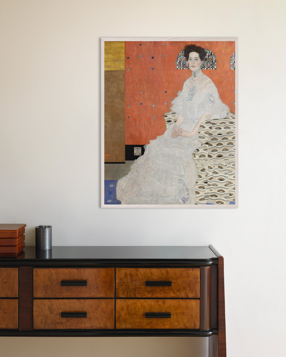 Poster Portret van Fritza Riedler (1906) van Gustav Klimt met witte houten lijst