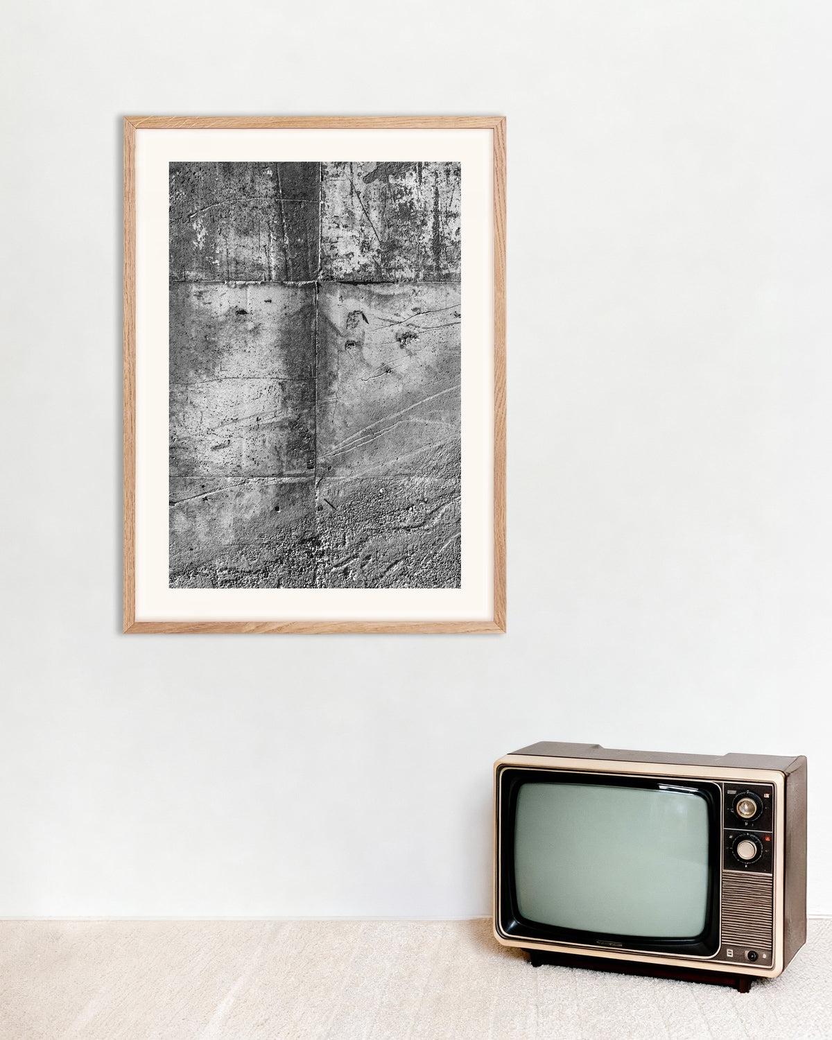 Poster ‘Ruwe betonmuurstructuur’, met naturel houten lijst