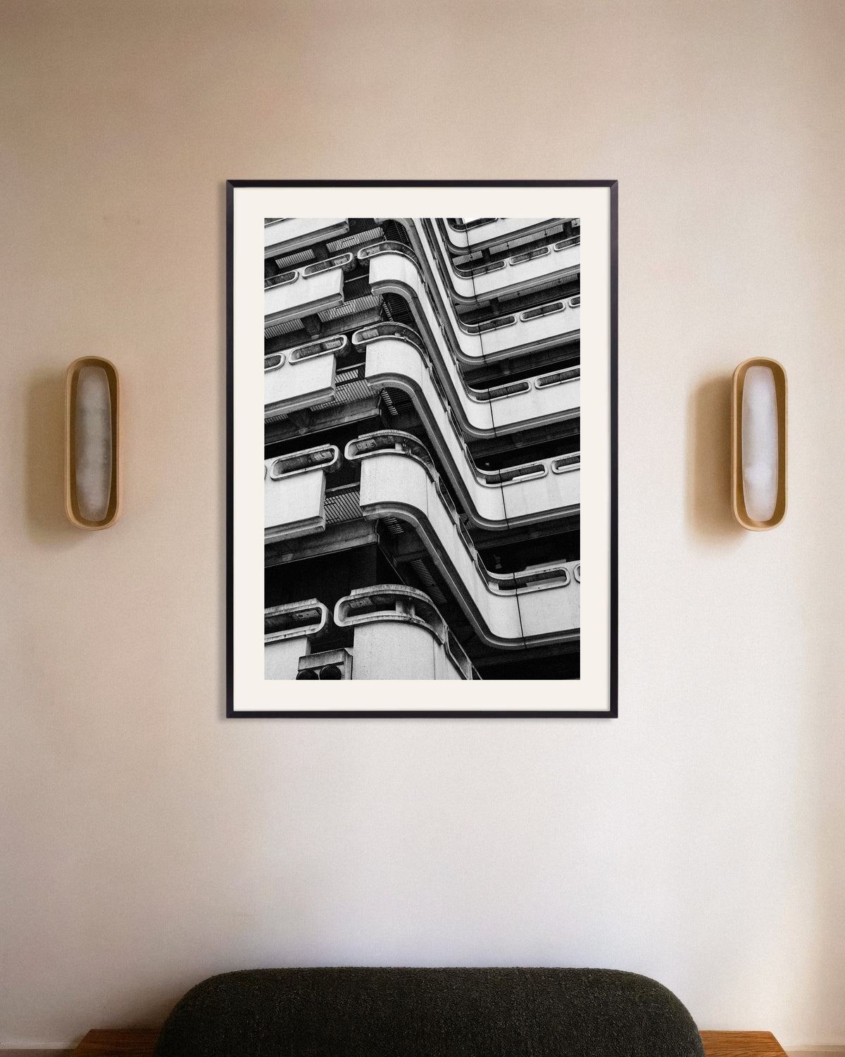 Poster ‘Golvende betonnen balkons’, met metalen lijst