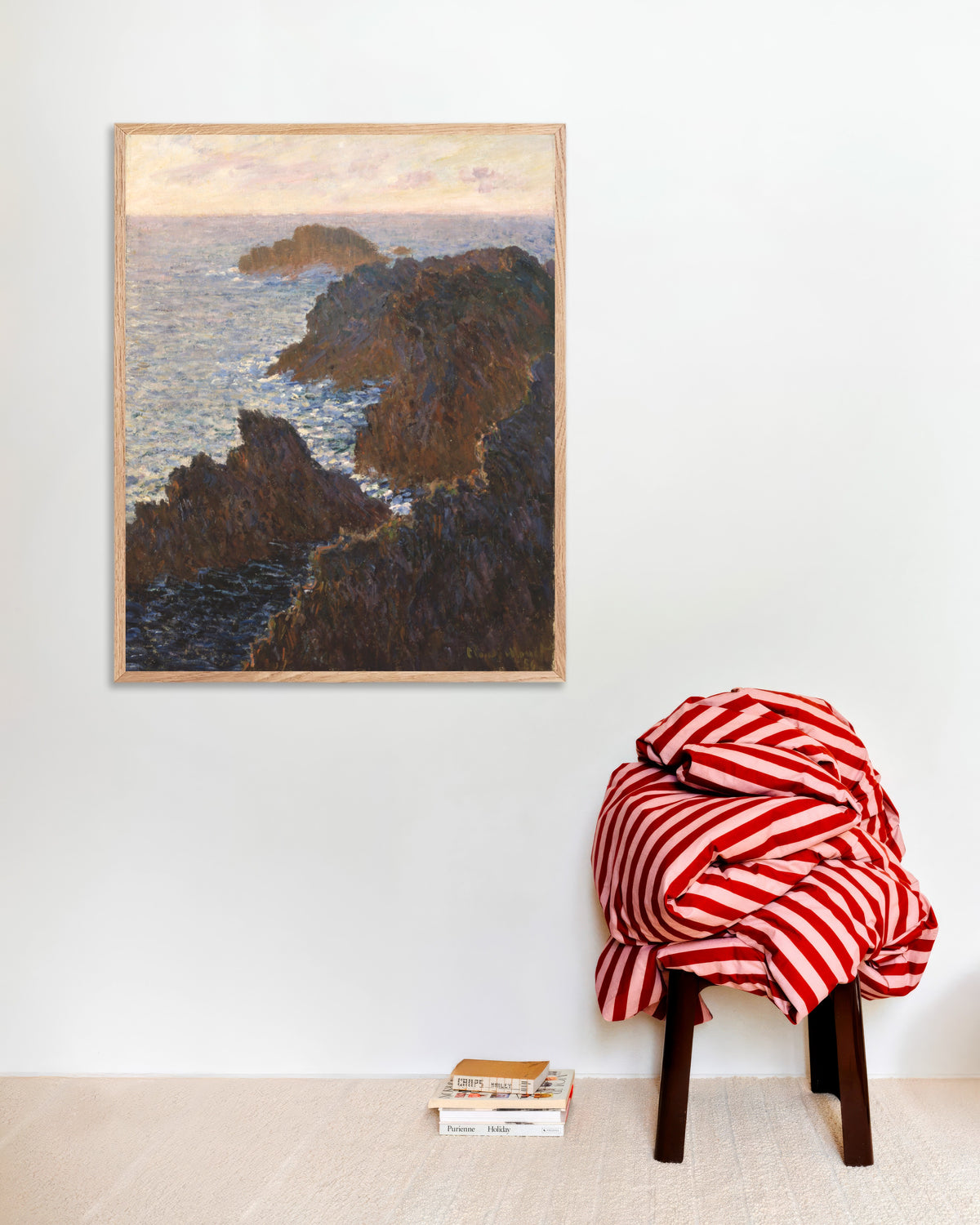 Poster Rotsen op Belle-Île, Port-Domois (1886) van Claude Monet met naturel houten lijst