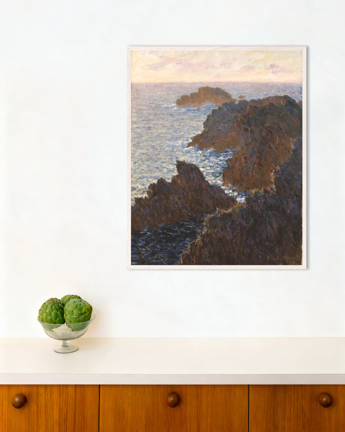 Poster Rotsen op Belle-Île, Port-Domois (1886) van Claude Monet met witte houten lijst