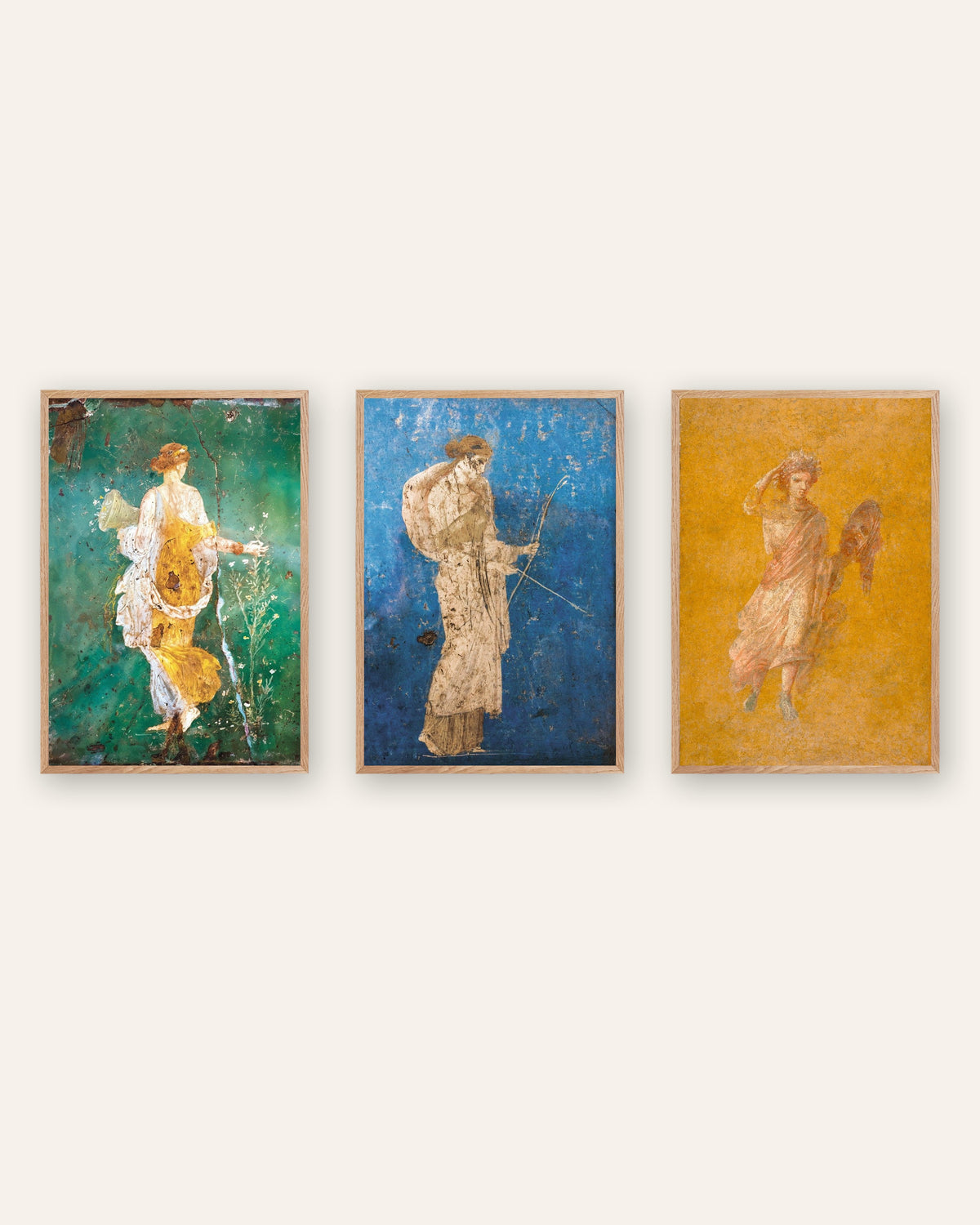 Set van 3 posters met Romeinse fresco’s, Flora, Artemis en Melpomene, in naturel houten lijsten