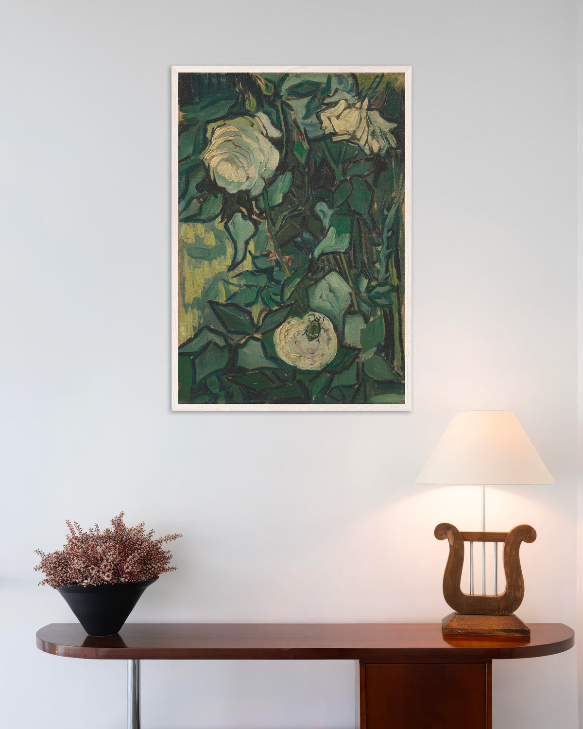 Poster van Rozenstruik met een kever (1889) van Vincent van Gogh, met witte houten lijst