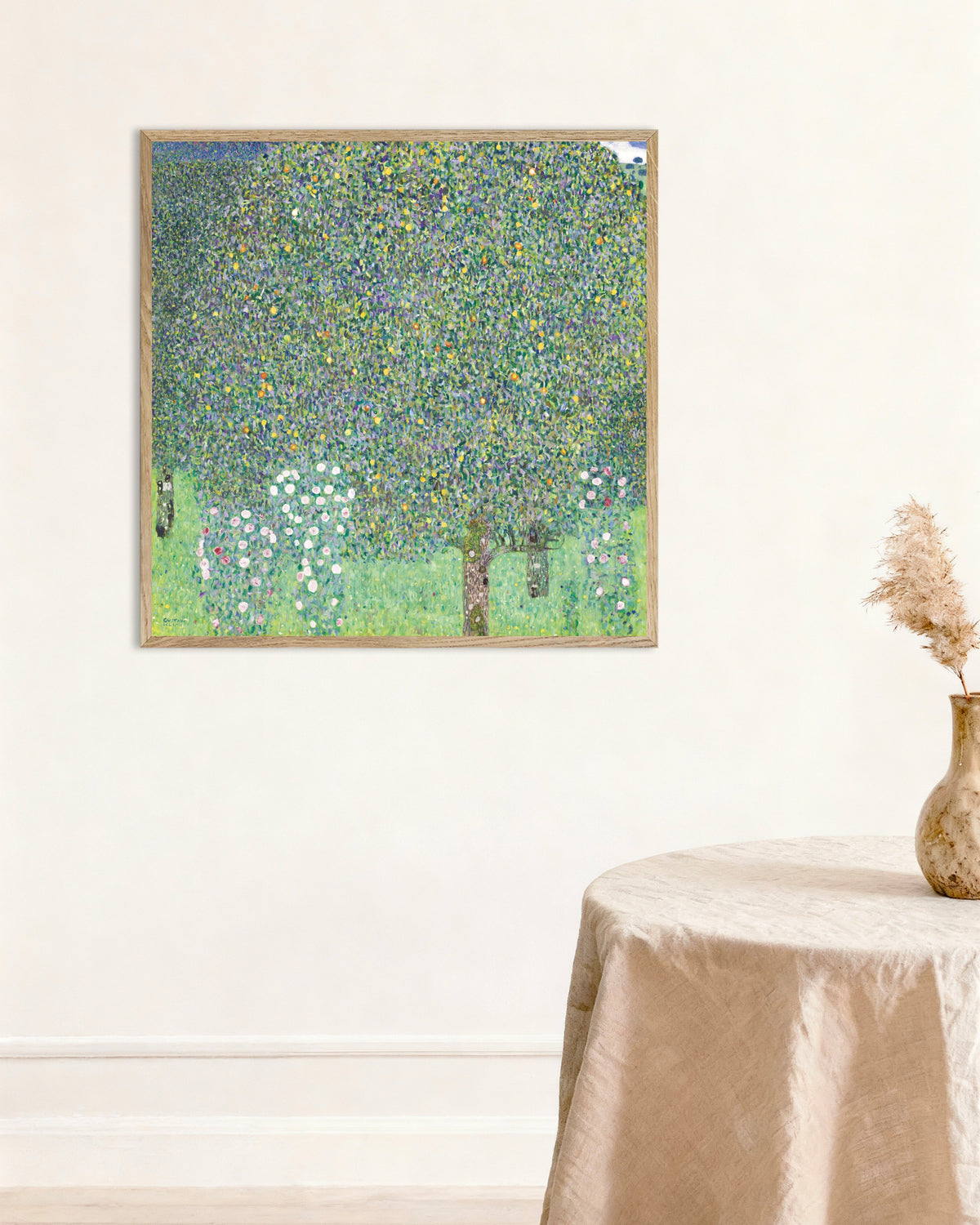 Poster Rozenstruiken onder de bomen (1905) van Gustav Klimt met naturel houten lijst