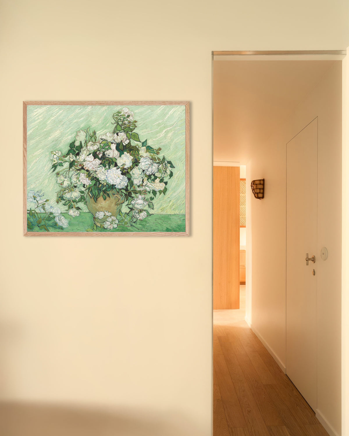 Poster van Roses (1890) van Vincent van Gogh, met lijst van naturel hout