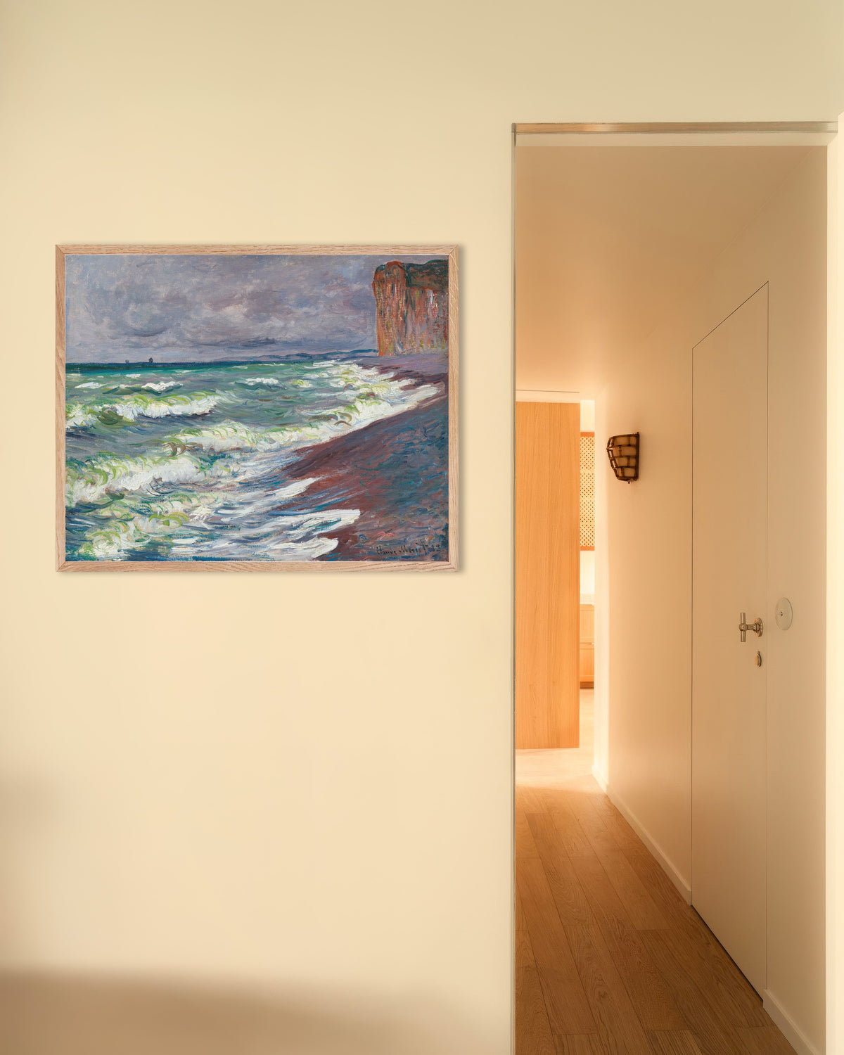Poster Onstuimige zee bij Pourville (1882) van Claude Monet met naturel houten lijst