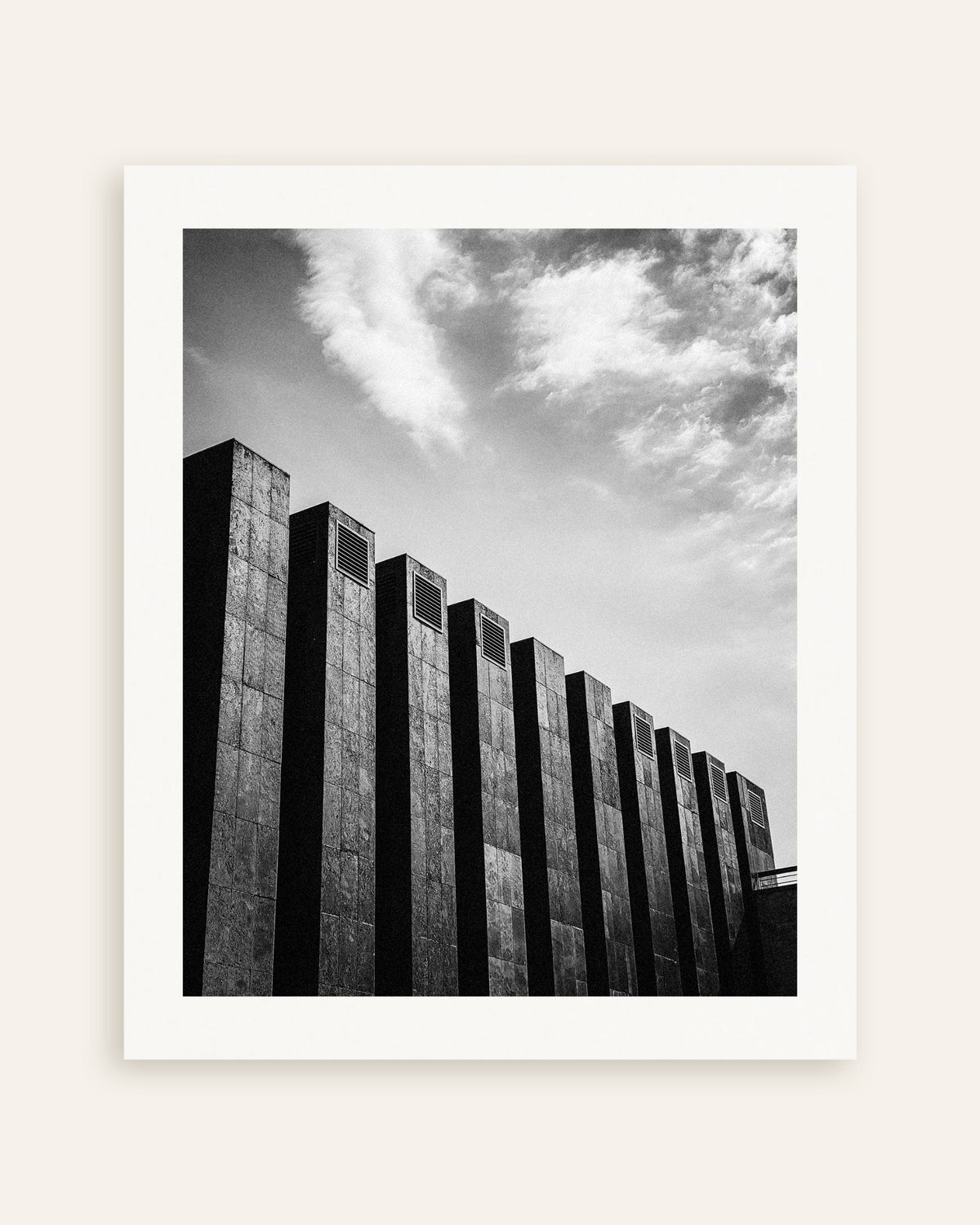 Poster ‘Rij donkere vinnen en wolken’, miniatuur