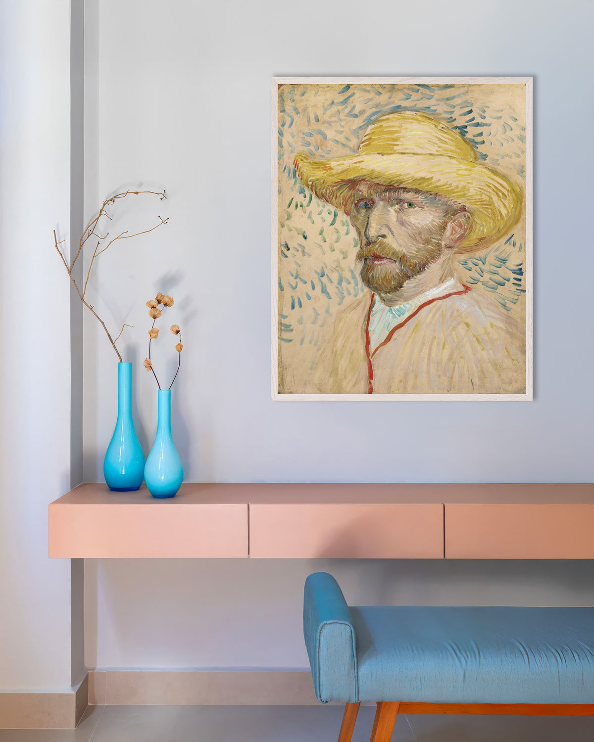 Poster van Zelfportret met strohoed en schilderskiel (1887) van Vincent van Gogh, met witte houten lijst