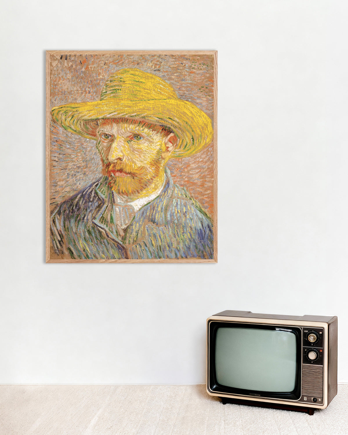 Poster van Zelfportret met strohoed tegen een oranje achtergrond (1887) van Vincent van Gogh, met een lijst van naturel hout