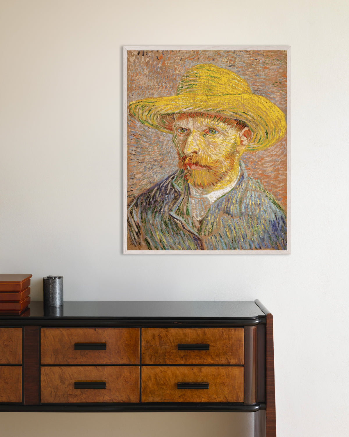 Poster van Zelfportret met strohoed tegen een oranje achtergrond (1887) van Vincent van Gogh, met witte houten lijst