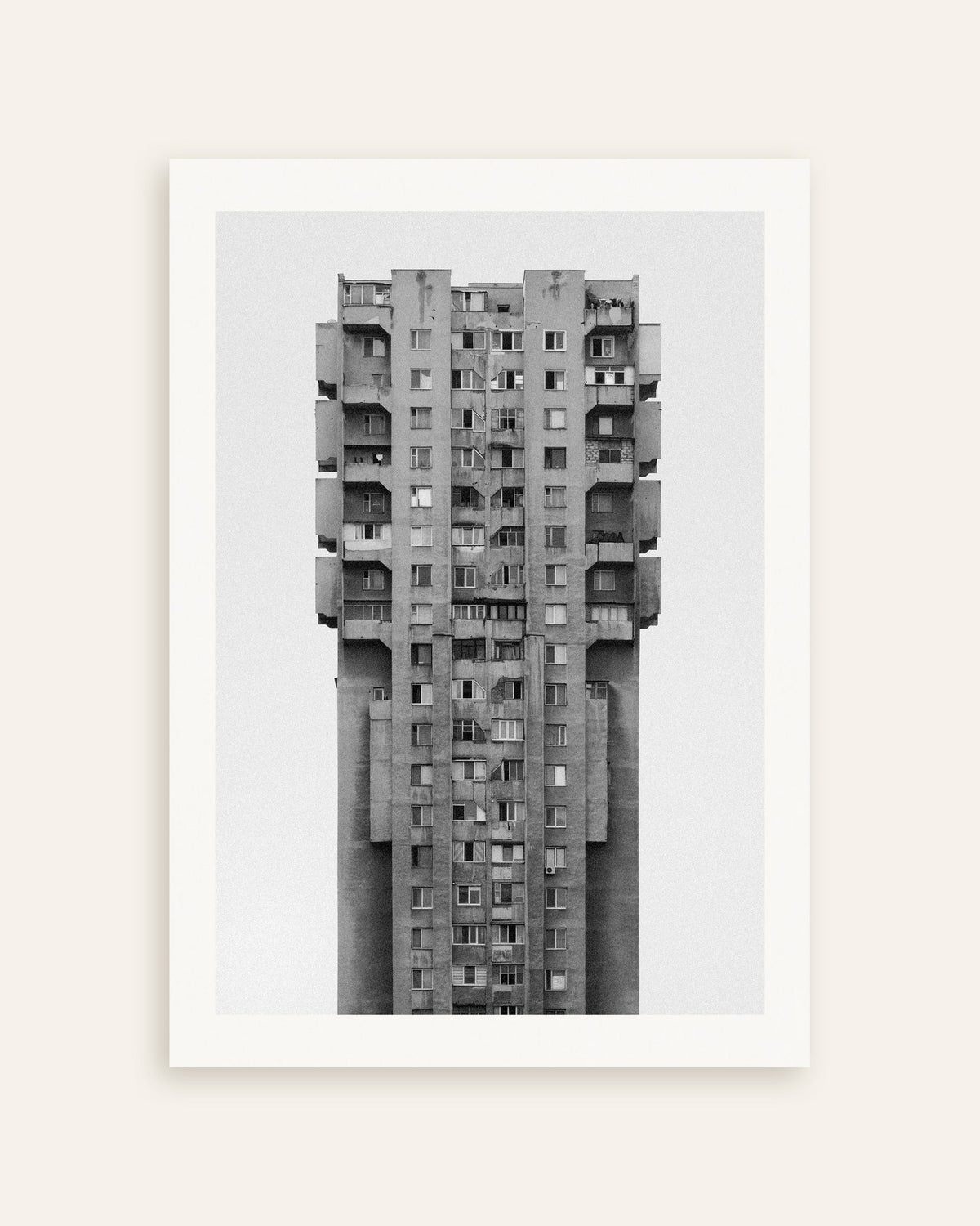 Poster ‘Eenzame betonnen wolkenkrabber’, miniatuur