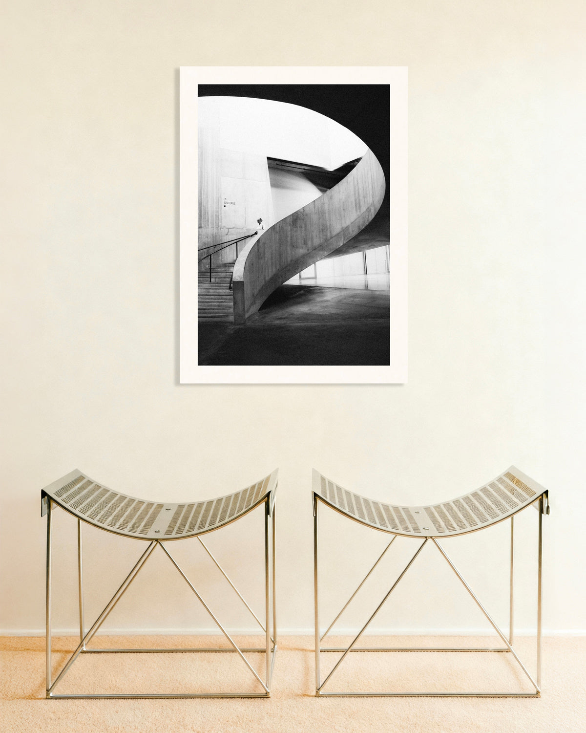 Poster ‘Spiraalvormige helling met een bezoeker’