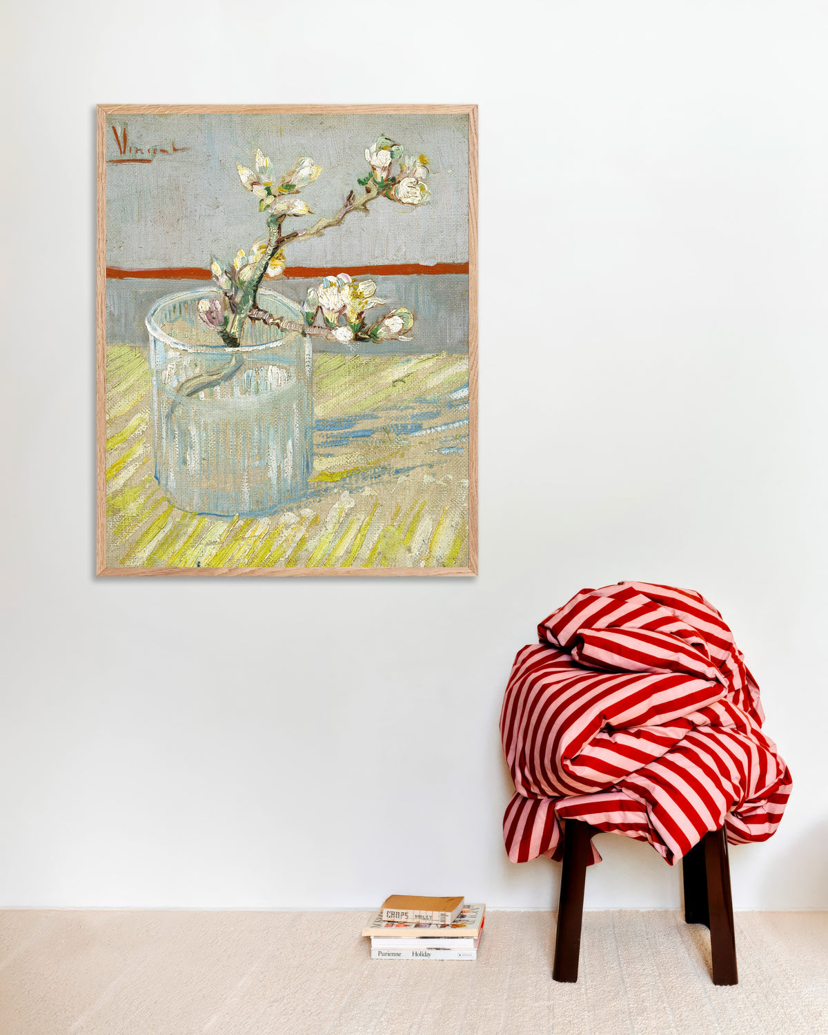 Poster van Twijg met bloeiende amandel in een glas (1888) van Vincent van Gogh, met een naturel houten lijst