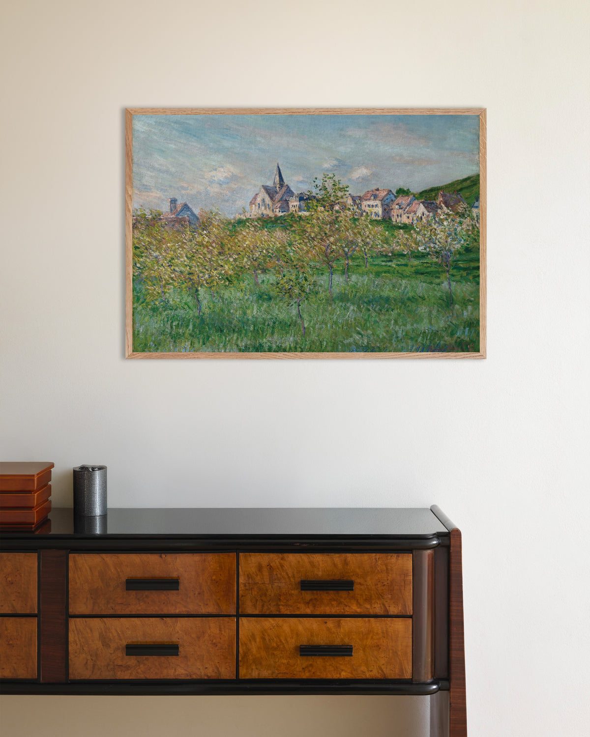 Poster Lente in Giverny, middageffect (1885) van Claude Monet met naturel houten lijst