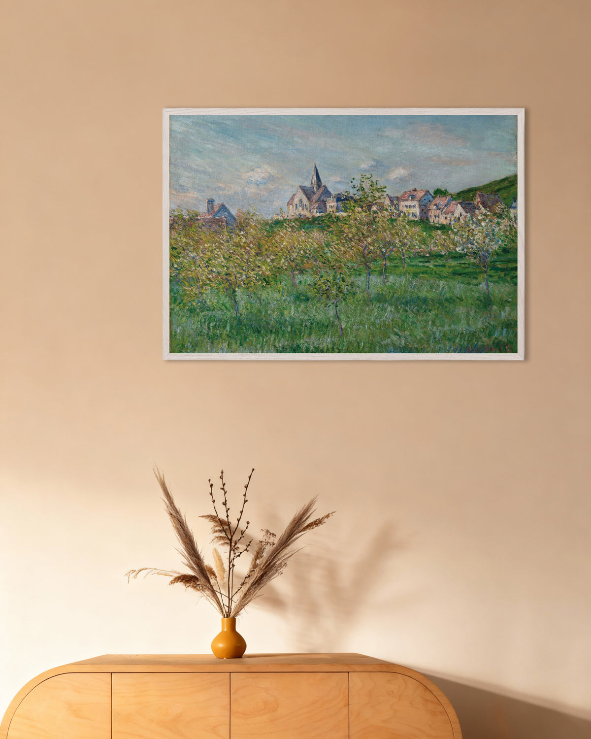 Poster Lente in Giverny, middageffect (1885) van Claude Monet met witte houten lijst