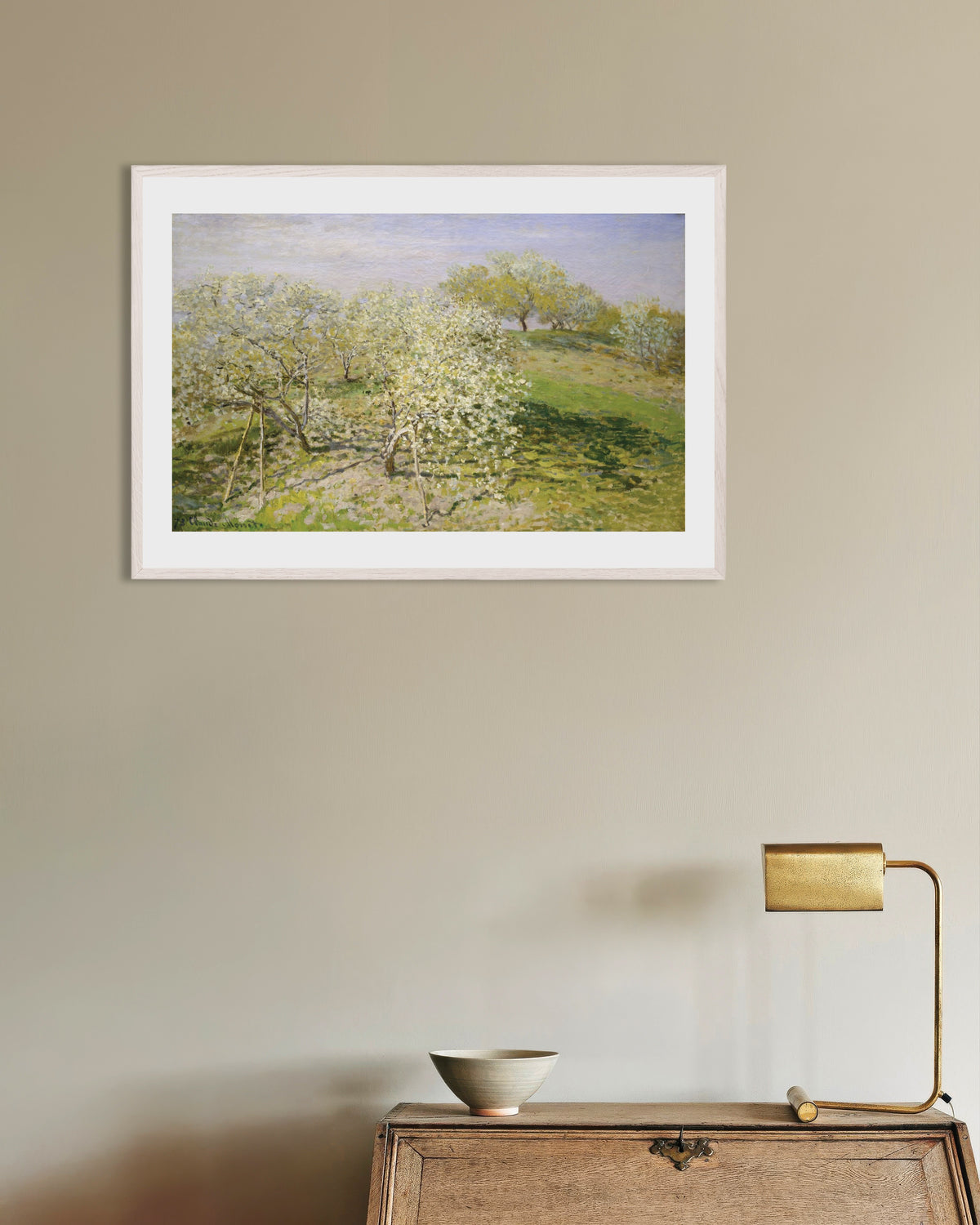 Poster Lente, bloeiende fruitbomen (1873) van Claude Monet met witte houten lijst
