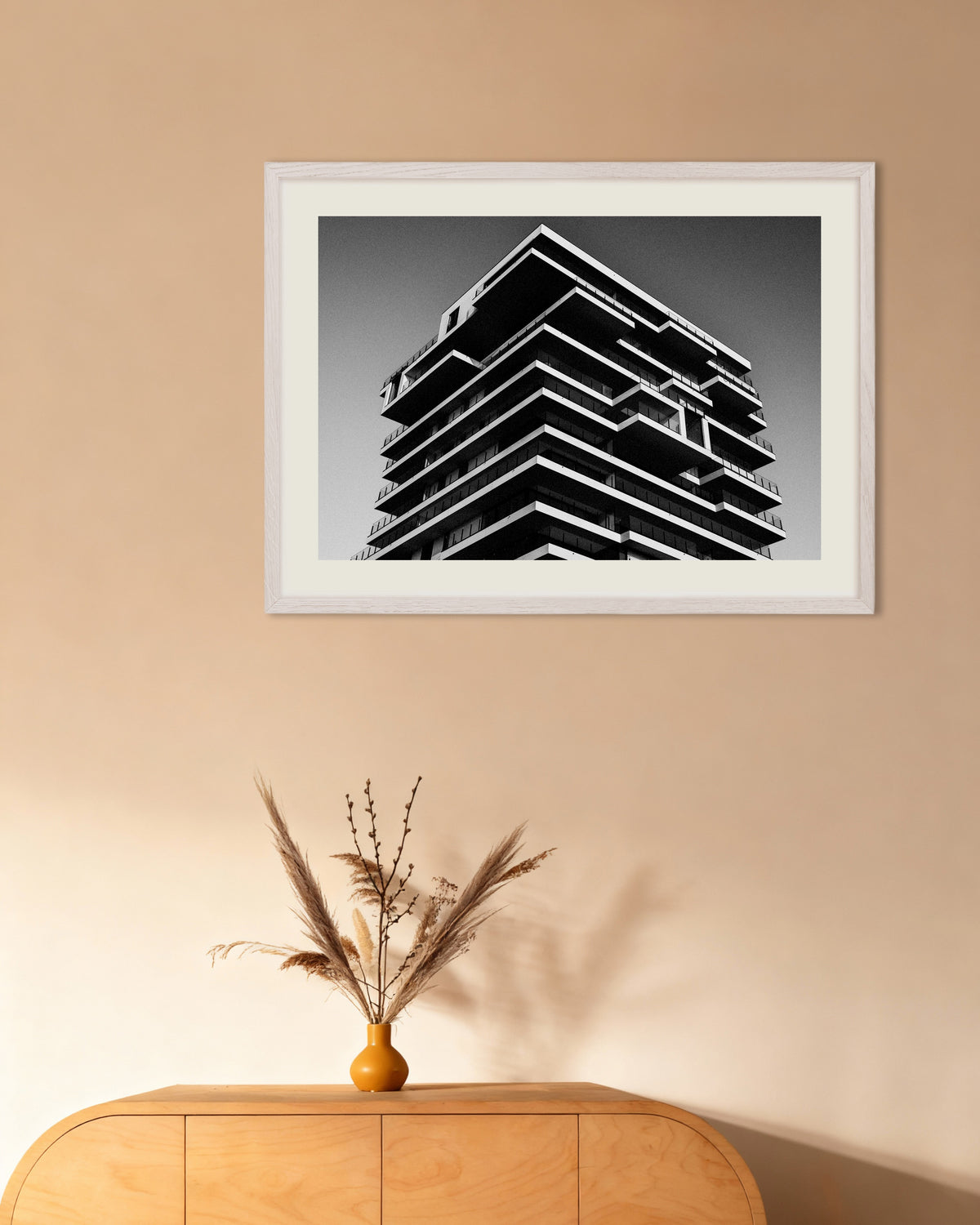 Poster ‘Toren met gestapelde verdiepingen’, met witte houten lijst