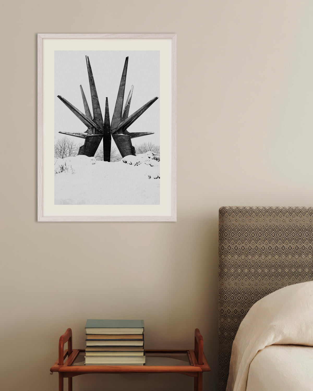 Poster ‘Stermonument in de sneeuw’, met witte houten lijst