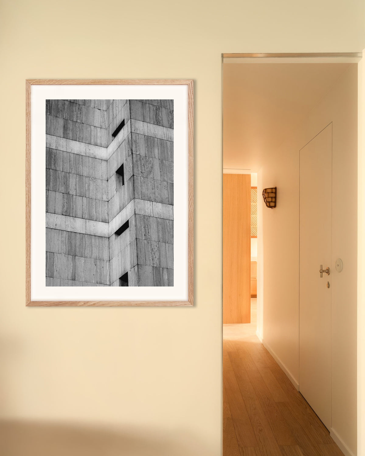 Poster ‘Met steen beklede hoek met smalle ramen’, met naturel houten lijst