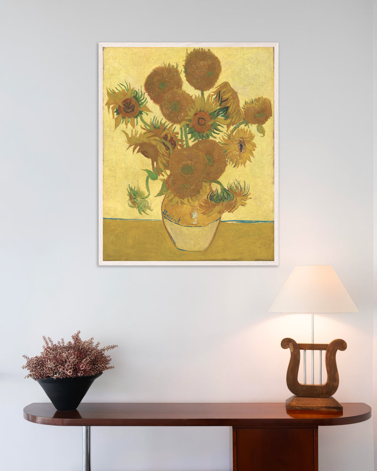Poster Zonnebloemen (1888) van Vincent van Gogh, met witte houten lijst
