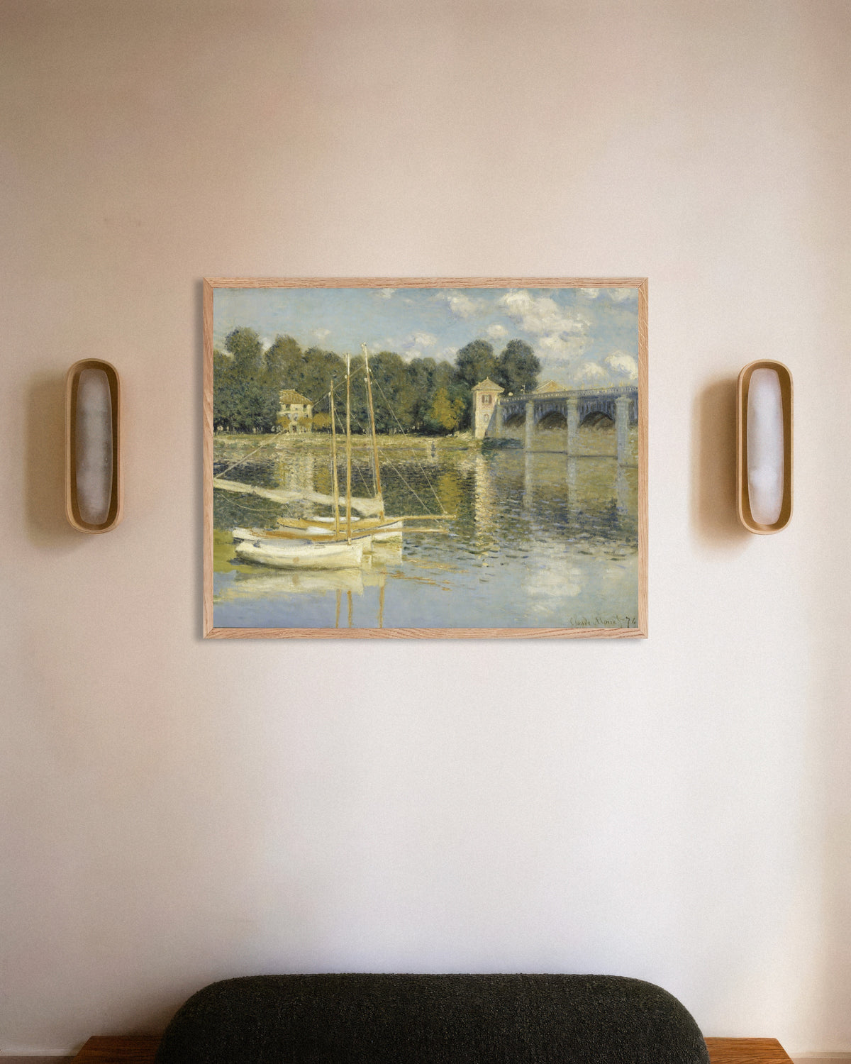 Poster De brug van Argenteuil (1874) van Claude Monet met naturel houten lijst