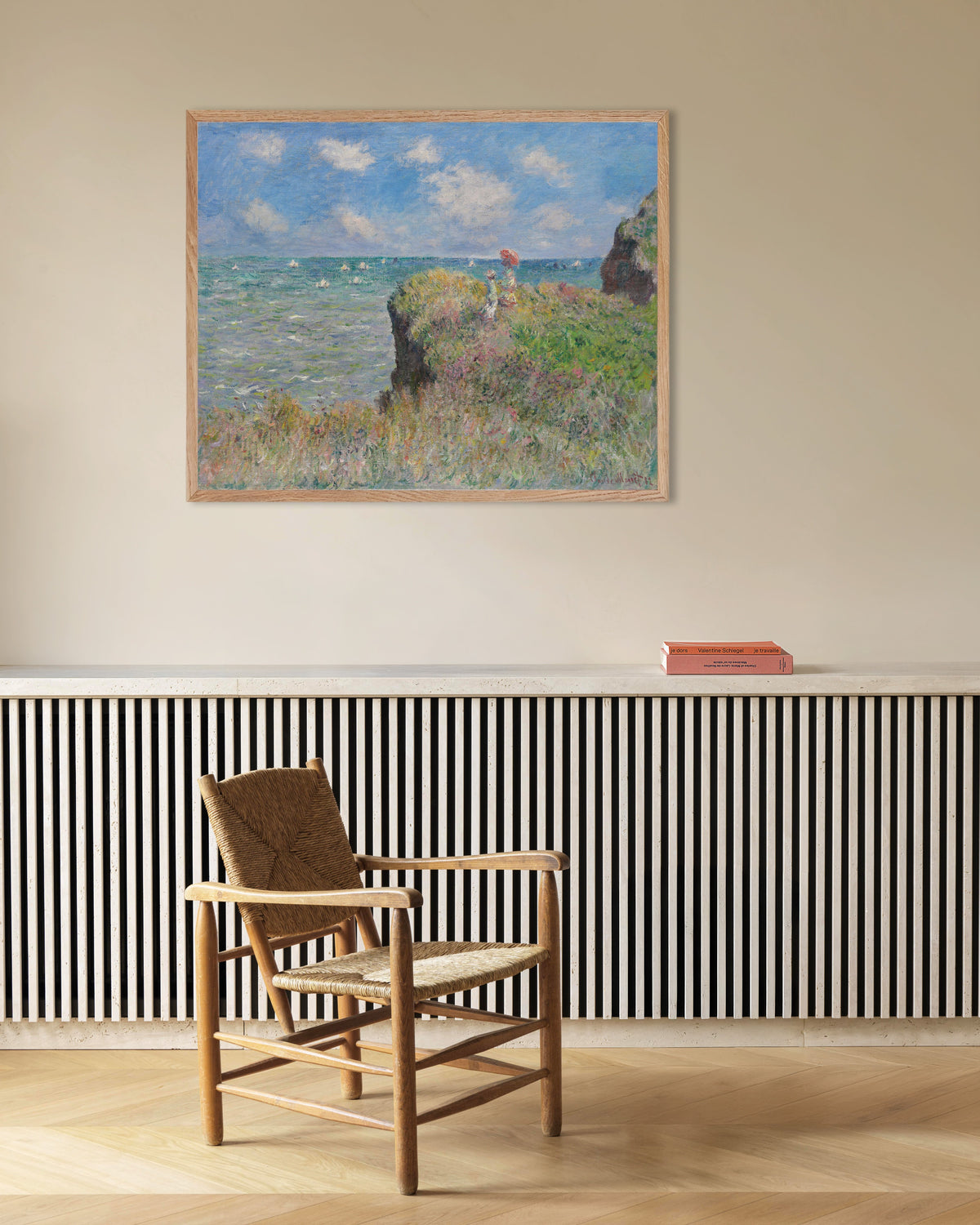 Poster Wandeling op de klif bij Pourville (1882) van Claude Monet met naturel houten lijst