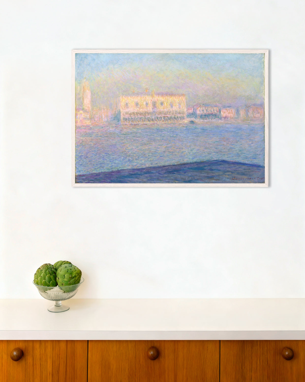 Poster Het Dogenpaleis gezien vanaf San Giorgio Maggiore (1908) van Claude Monet met witte houten lijst