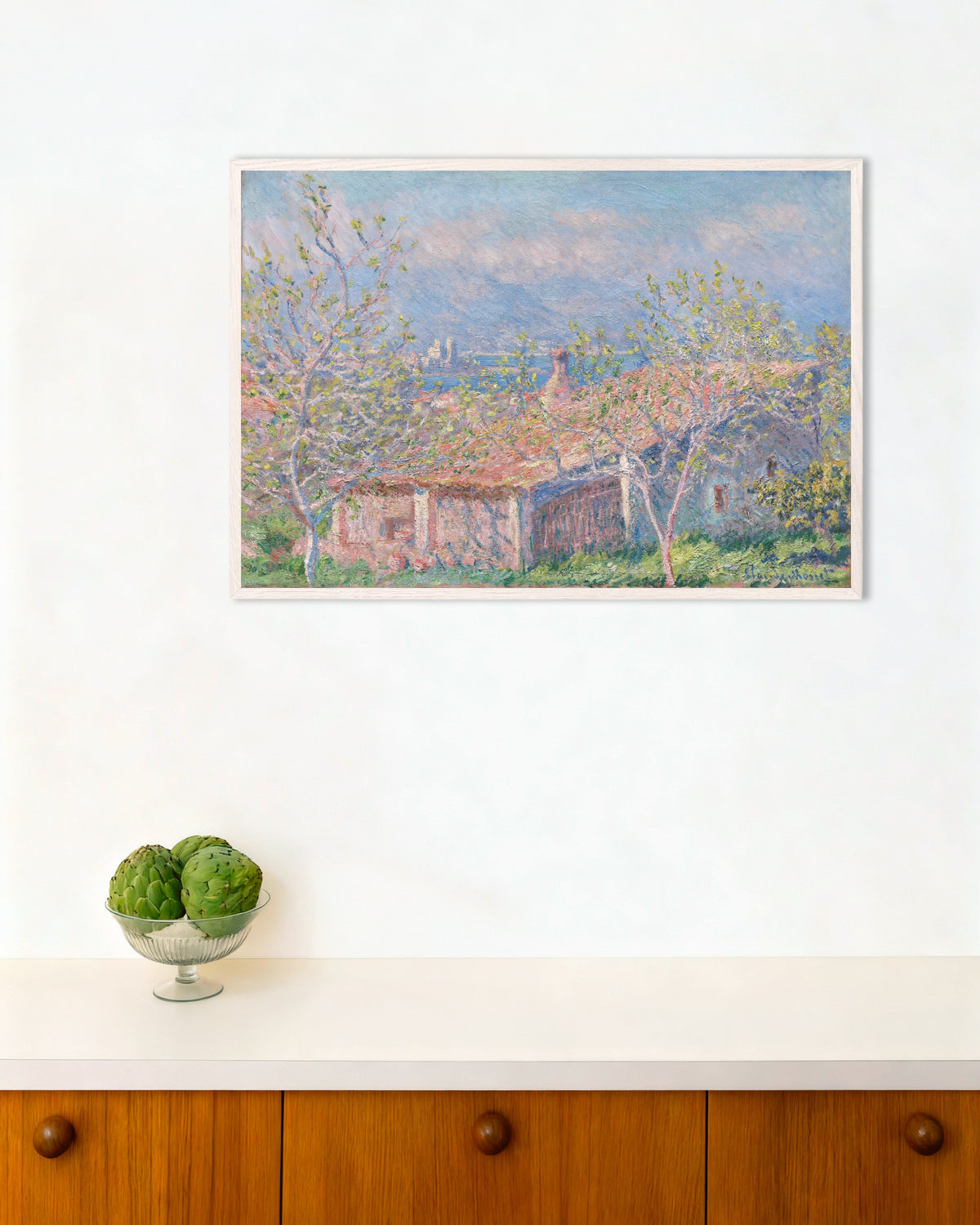 Poster Het huis van de tuinman in Antibes (1888) van Claude Monet met witte houten lijst