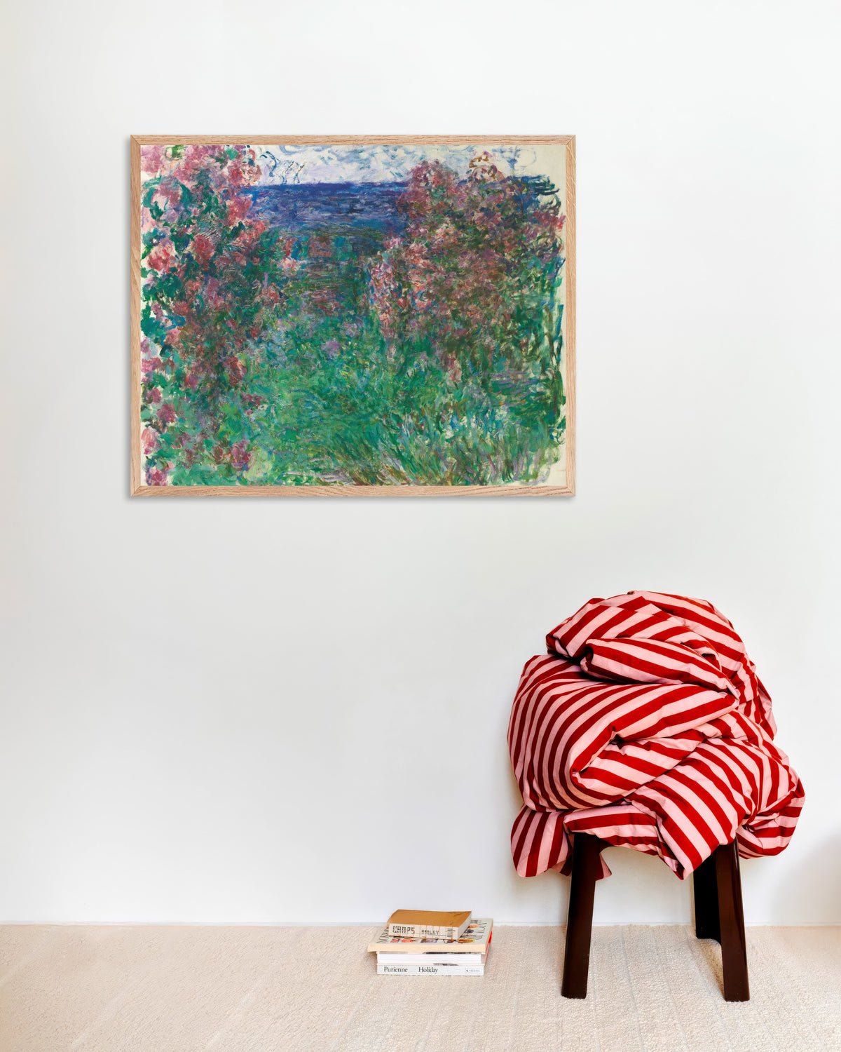 Poster Het huis tussen de rozen (ca. 1925) van Claude Monet met naturel houten lijst
