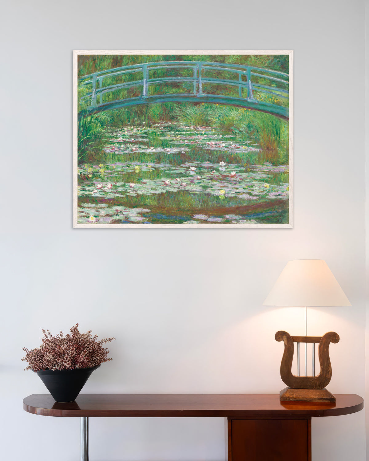 Poster De Japanse brug (1899) van Claude Monet met witte houten lijst