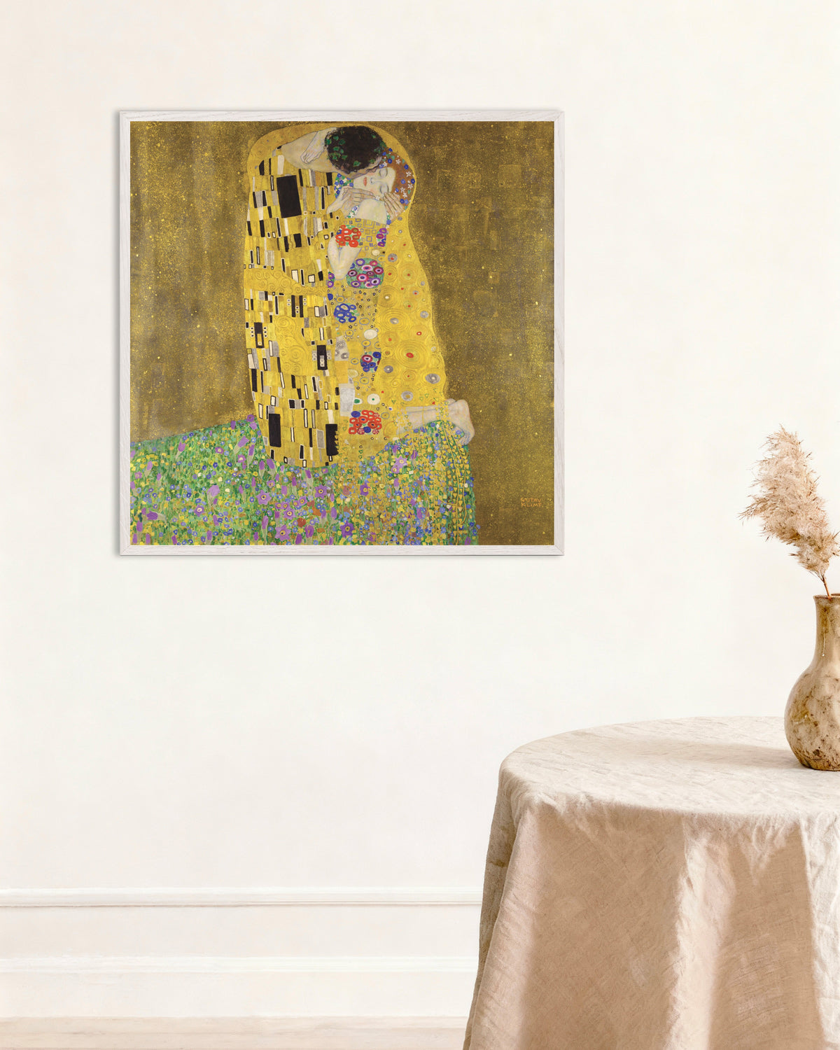Poster De kus (1907–1908) van Gustav Klimt met witte houten lijst