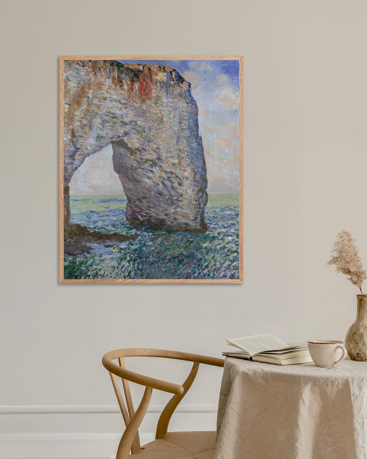 Poster De Manneporte bij Étretat (1886) van Claude Monet met naturel houten lijst