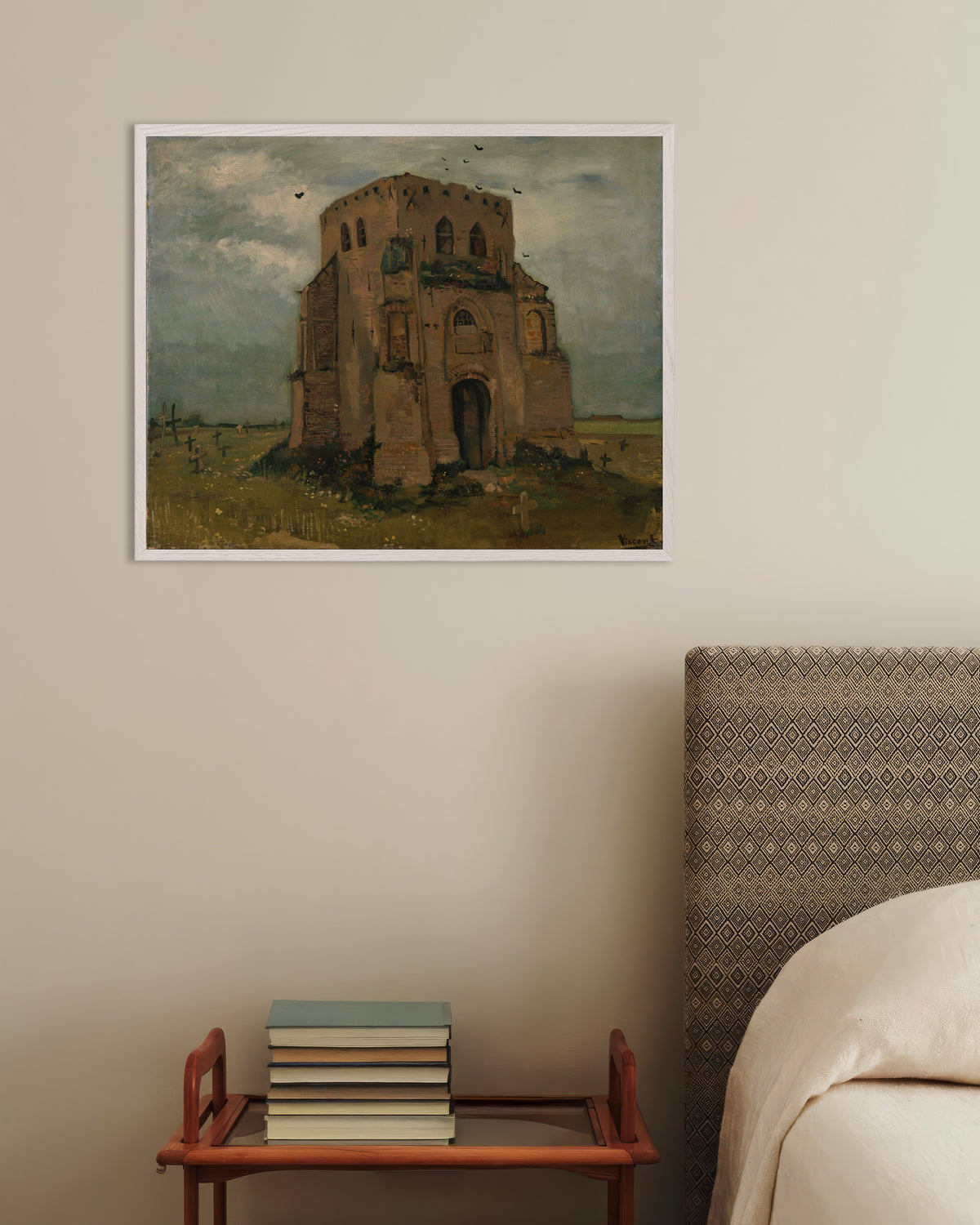 Poster van De oude kerktoren in Nuenen (1885) van Vincent van Gogh, met witte houten lijst